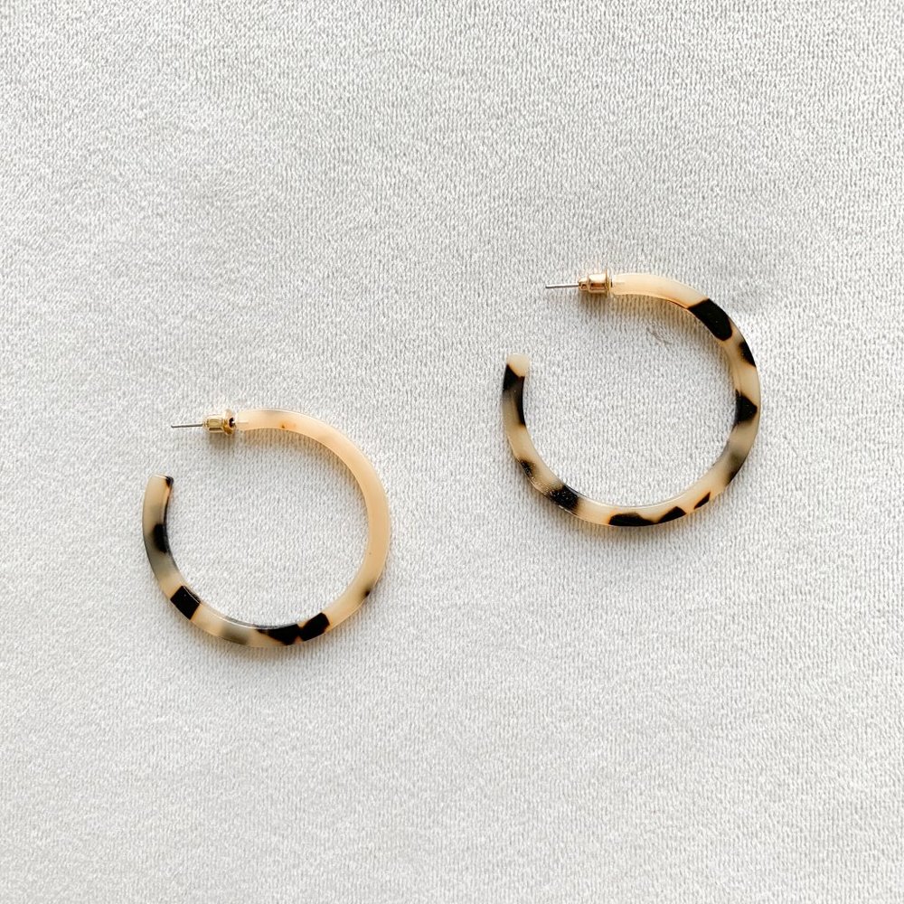 Brown Tortoise Pattern Resin Hoop Stud Earrings